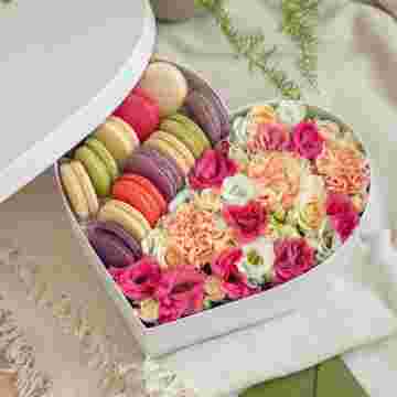 Коробка с макарон и цветами с доставкой в Ростове-на-Дону
