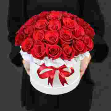 Красные розы в шляпной коробке в Ростове-на-Дону
