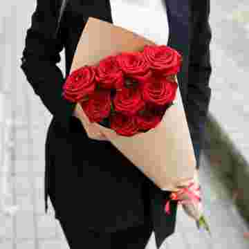 9 красных роз в крафте в Ростове-на-Дону